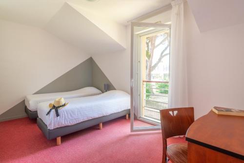 南特南特-贝奥约泽尼图德公寓式酒店的一间卧室设有一张床和一个窗口