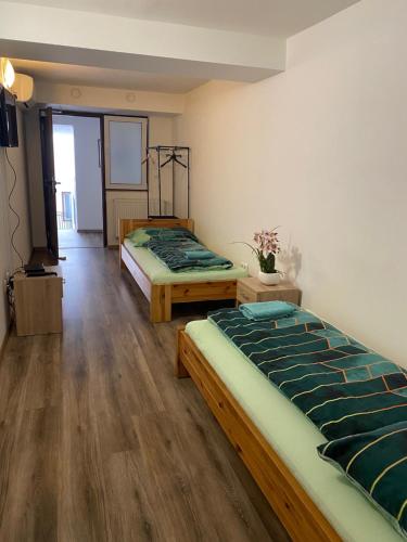 布拉迪斯拉发Hostel Old Town的铺有木地板的客房内的两张床