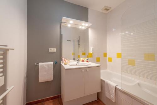南特南特-贝奥约泽尼图德公寓式酒店的白色的浴室设有水槽和浴缸。