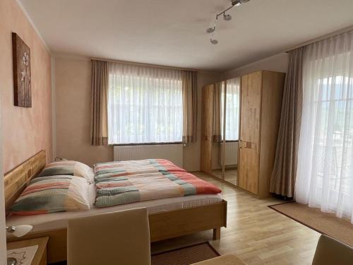 塞博登Feistritzer的一间卧室设有一张床和一个大窗户