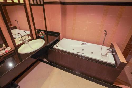 巴色爱侣湾大酒店 的带浴缸和盥洗盆的浴室