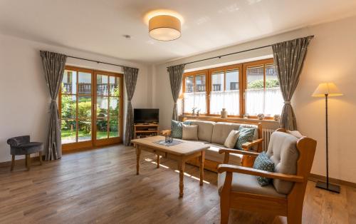 若特阿赫-埃根Rottach Apartments - Ferienwohnungen am Tegernsee的客厅配有沙发和桌子