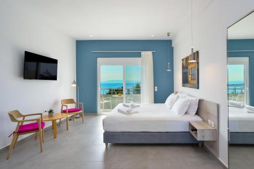 克拉法吉亚Casa Manolesos的酒店客房带一张床、一张桌子和椅子
