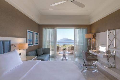 比泰兹Caresse, a Luxury Collection Resort & Spa, Bodrum的酒店客房设有一张床,享有海景。