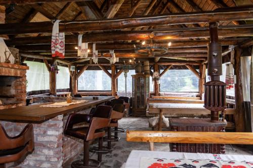 斯塔纳德瓦勒Cabana Patru Brazi的一间带长桌和椅子的用餐室