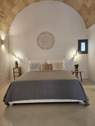 莫托拉Vecchia Mottola Albergo Diffuso的一间卧室,卧室内配有一张大床