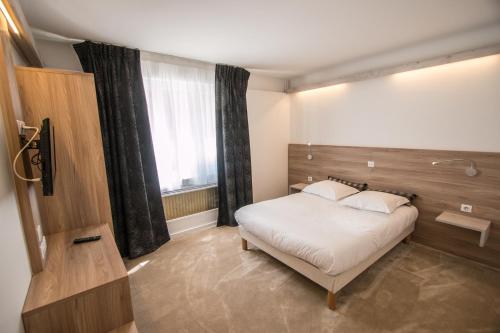 莫达讷旅客酒店的卧室配有白色的床和窗户。