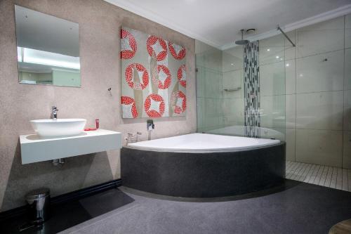 乌姆塔塔萨沃伊酒店和会议中心的带浴缸、水槽和淋浴的浴室