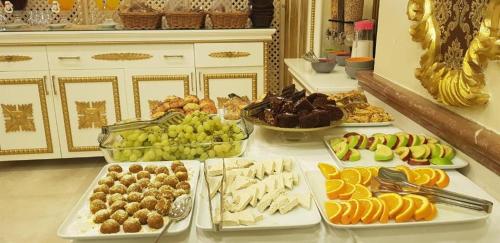 伊斯坦布尔Golden Marmara Hotel的一张桌子上有很多种不同的食物