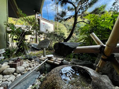 伊豆之国市Katsura no Izumi的一座花园的模型,花园内有岩石和标志