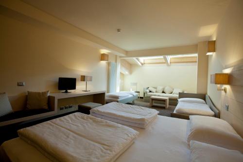 法申勒布朗克温泉酒店的酒店客房,设有两张床和一张沙发