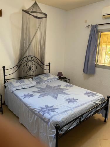 索蒙VILLA SOMONE avec PISCINE PRIVÉE的一间卧室配有一张带天蓬的大床