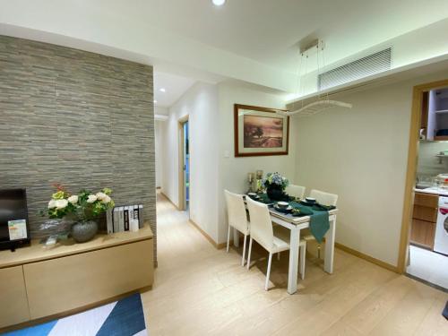 香港Happy valley apartment 1000sp香港跑馬地最中心地帶3房一套+工人房奢華装修公寓，的厨房以及带桌椅的用餐室。