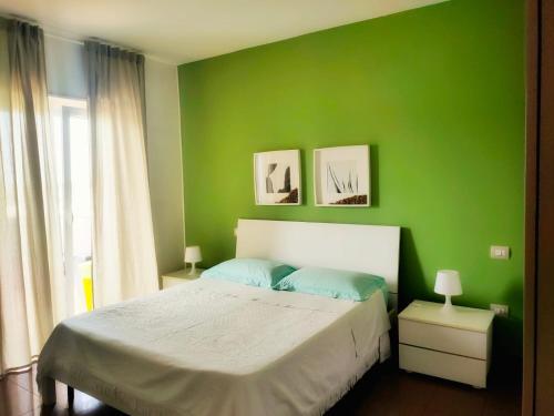 莫诺波利Il Mare di Giò的绿色卧室,配有床和绿色的墙壁