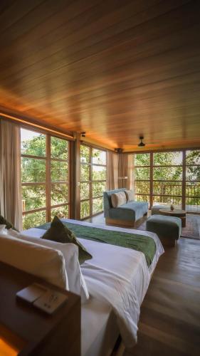 乌鲁瓦图Grün Resort Uluwatu的大房间设有两张床和一张沙发