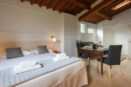 佛罗伦萨Casa Barontini的一间卧室配有一张床、一张桌子和一张桌子