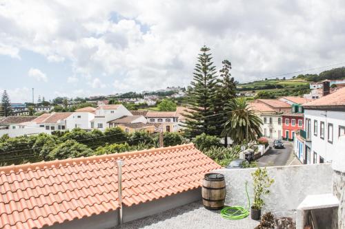英雄港Casa da Memória的从房子的屋顶上可欣赏到城镇景色