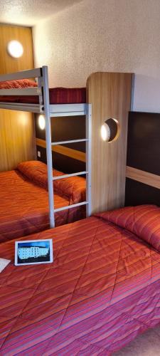 贝叶普瑞米尔巴耶经典酒店的一间卧室配有两张双层床和一本书