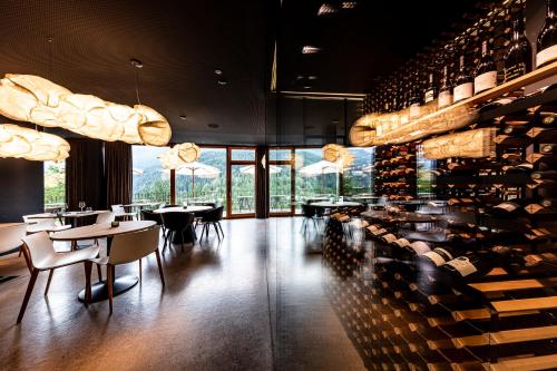 施库尔Hotel Arnica Scuol - Adults Only的一间提供一束葡萄酒的餐厅