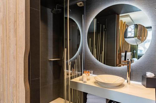 蒙彼利埃Belaroïa Montpellier Centre Saint Roch的一间带水槽和镜子的浴室