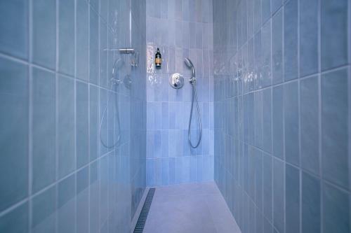 利托米什尔Penzion Havran的浴室设有蓝色瓷砖淋浴。
