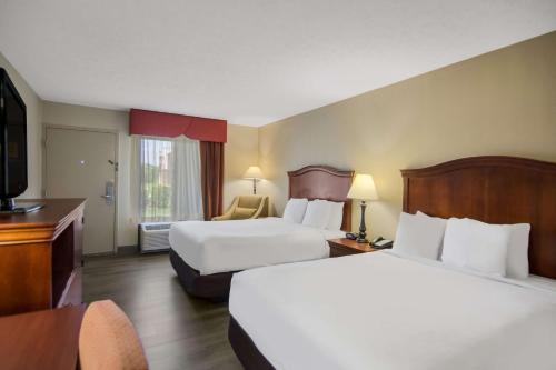 斯塔福德阿奇亚夸提科贝斯特韦斯特酒店的酒店客房设有两张床和电视。
