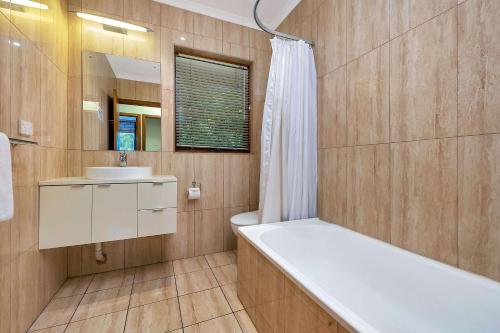 阿德莱德松布列罗康福特茵套房酒店的浴室配有白色浴缸和水槽