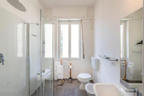 塞勒里古圣米歇尔酒店的白色的浴室设有卫生间和水槽。