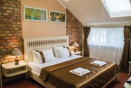 捷尔诺波尔萨普撒酒店的一间卧室配有一张大床和两条毛巾