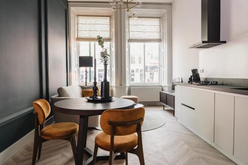 豪达Shortstay - De Pastorie, Gouda的厨房以及带桌椅的用餐室。