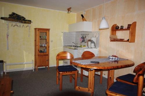 萨斯尼茨Ferienwohnungen Blum的一间带桌椅的厨房和一间用餐室