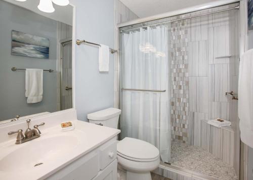 奥兰治比奇Phoenix V 1404的白色的浴室设有卫生间和淋浴。