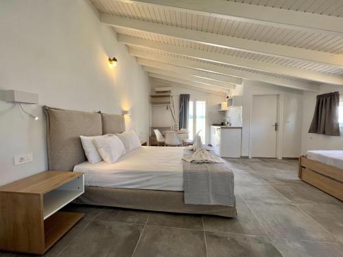 圣乔治斯Issos Residence的卧室配有一张白色大床