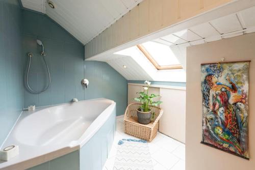 EsblyCosy house near Disneyland Esbly的带浴缸的浴室和墙上的绘画