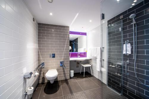 科隆Premier Inn Köln City Süd的浴室配有卫生间、盥洗盆和淋浴。
