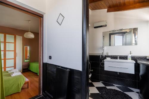 加利波利Mini Appartamento verde的一间带水槽和镜子的浴室