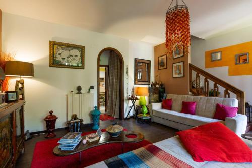 加利波利Mini Appartamento verde的客厅配有沙发和桌子