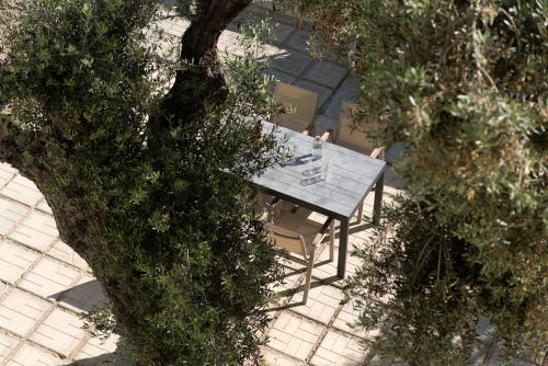 马鲁拉斯Mela Luxury Apartments的树旁桌椅的上方景色