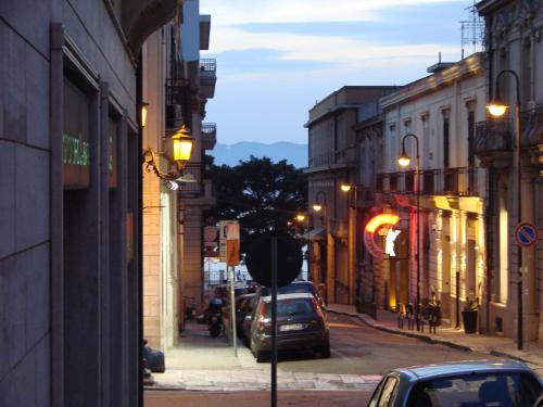 雷焦卡拉布里亚Al Teatro的街道上,夜间有车辆停放的城市街道
