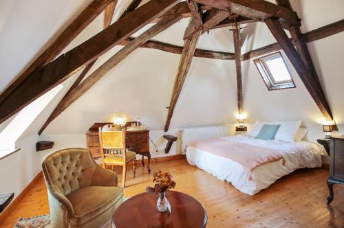 Saint-PorchaireVilla Mamba的阁楼上一间卧室配有床和书桌