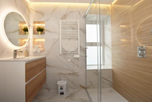 马尔德·克里斯塔尔MAR DE CRISTAL CHALET的带淋浴、盥洗盆和镜子的浴室
