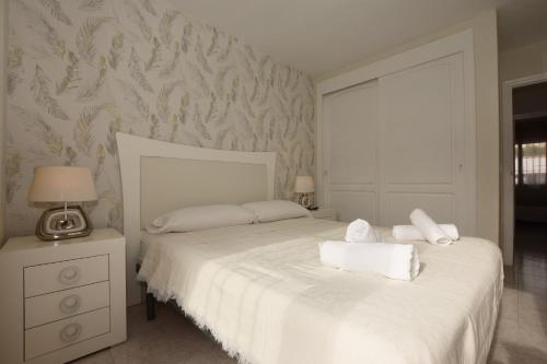 马尔德·克里斯塔尔MAR DE CRISTAL CHALET的一间卧室配有一张带两个枕头的床