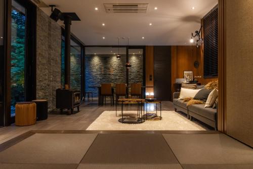 轻井泽La Maison Karuizawa的客厅配有沙发和桌子