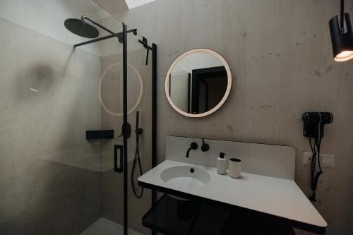 卢布明Cabin28的一间带水槽和镜子的浴室