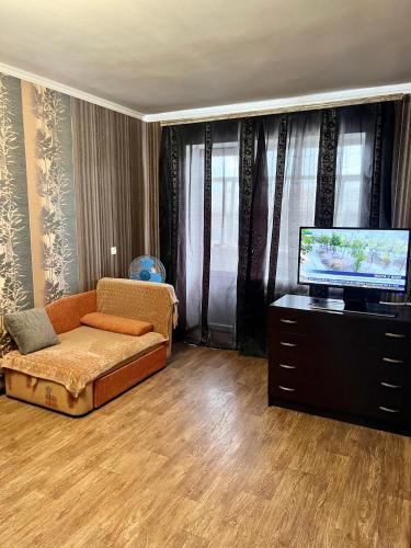 切尔尼戈夫Апартаменты в самом Центре прПобеды 90的带沙发和平面电视的客厅