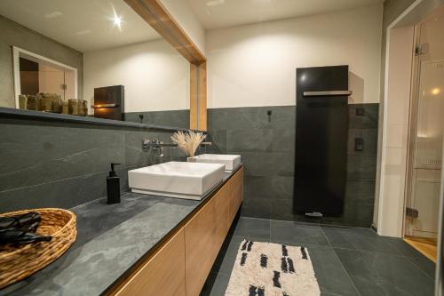 耶拿Anders Apartments的浴室设有白色水槽和镜子