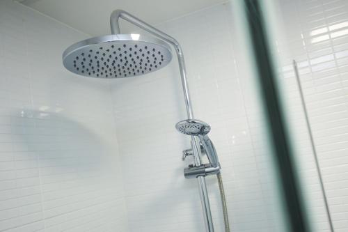 萨洛Codolar Planetcostadorada的浴室内配有淋浴和头顶淋浴
