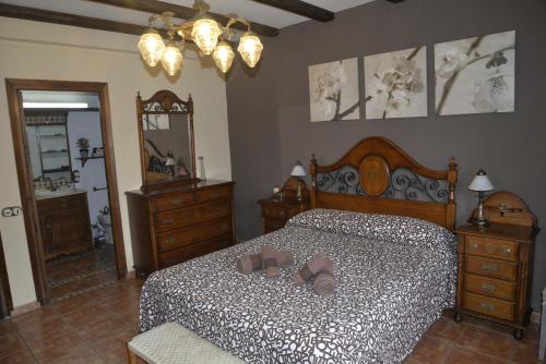 加拉帕加尔LA CASA DE GALAPAGAR ALOJAMIENTO SIETE PICOS的一间卧室,床上有鞋
