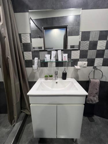 埃里温COMFORTABLE APARTMENT КОМФОРТНЫЕ АПАРТАМЕНТЫ Self Check In的浴室设有白色水槽和镜子