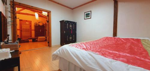 全州市Hanok Moryeon的一间卧室配有一张床和一个梳妆台